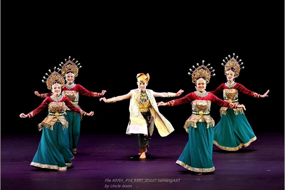 Antara usaha kumpulan tarian Melayu tempatan, Sriwana, untuk menarik dan memupuk minat anak muda termasuk bergabung dengan kumpulan seni daripada bangsa lain dalam persembahan mereka.