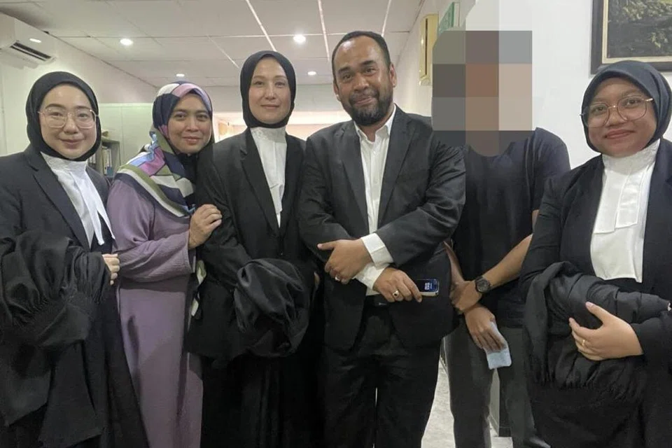 MENANG KES: Bekas pelajar sebuah sekolah menengah di Terengganu berusia 22 tahun (dua dari kanan) yang jadi mangsa buli lapan tahun lalu sehingga menyebabkan beliau alami kecacatan kekal menang tuntutan ganti rugi lebih RM600,000 seperti diputuskan Mahkamah Persekutuan Putrajaya. Gambar dirakam bersama barisan peguam yang mewakili plaintif dari Peguamcara Tetuan WA Wan Adnan & Associates.