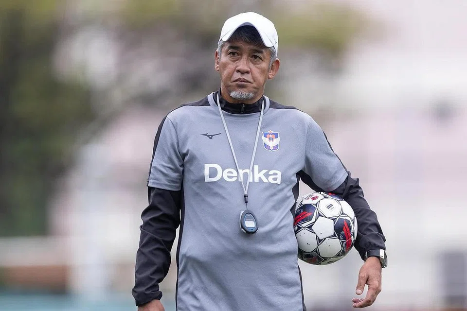 JUARA KEKAL SASARAN: Jurulatih Albirex, Kazuaki Yoshinaga, telah merangkul tiga trofi kejuaraan Liga Perdana Singapura bersama kelab itu. - Foto ALBIREX NIIGATA