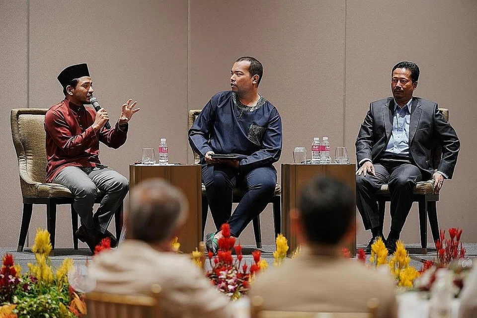 ASAS KELUARGA KUKUH: (Dari kiri) Dr Nazirudin, moderator acara Encik Shukor Kassim dan Dr Tengku Asmadi menjawab pertanyaan peserta semasa sesi perbincangan panel di Seminar Keibubapaan 2019 di Hotel Orchard Singapore kelmarin. - Foto BH oleh ONG WEE KIAT