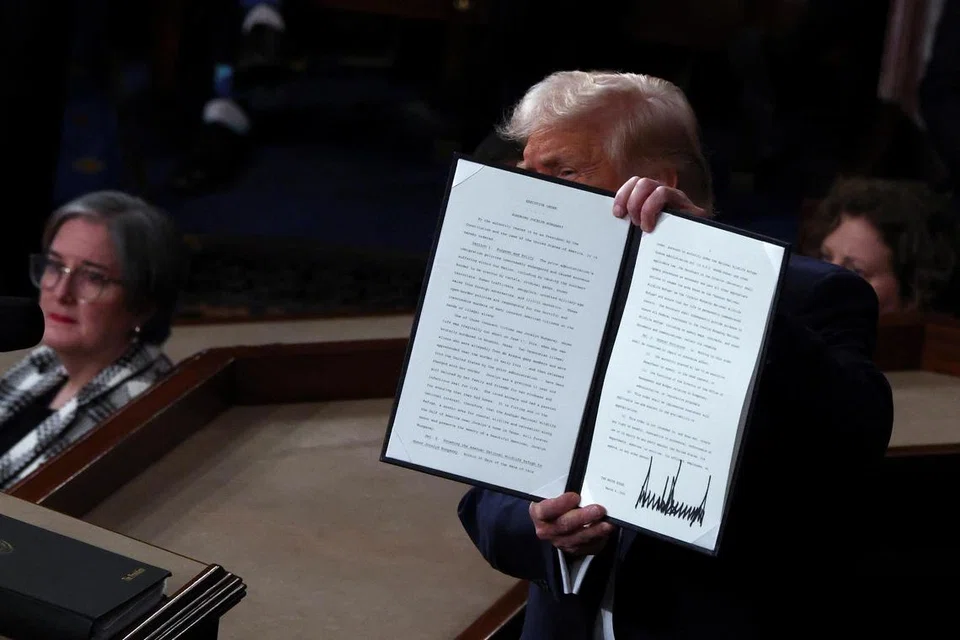Presiden Amerika, Encik Donald Trump, mengeluarkan perintah eksekutif pada 20 Januari yang mewajibkan pemeriksaan keselamatan yang lebih ketat terhadap warga asing yang ingin memasuki Amerika bagi mengesan sebarang ancaman terhadap keselamatan negara.