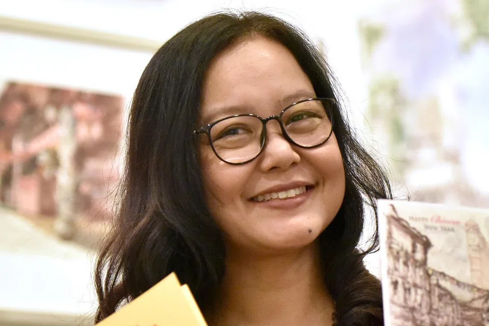 MAHU SEMUA NIKMATI SENI: Cik Masturah Sha'ari, pemilik bersama Maya Gallery, mahu orang fikirkan apakah cerita di sebalik sebuah karya, dan bagaimana seorang seniman menghasilkan lukisan itu. - Foto fail