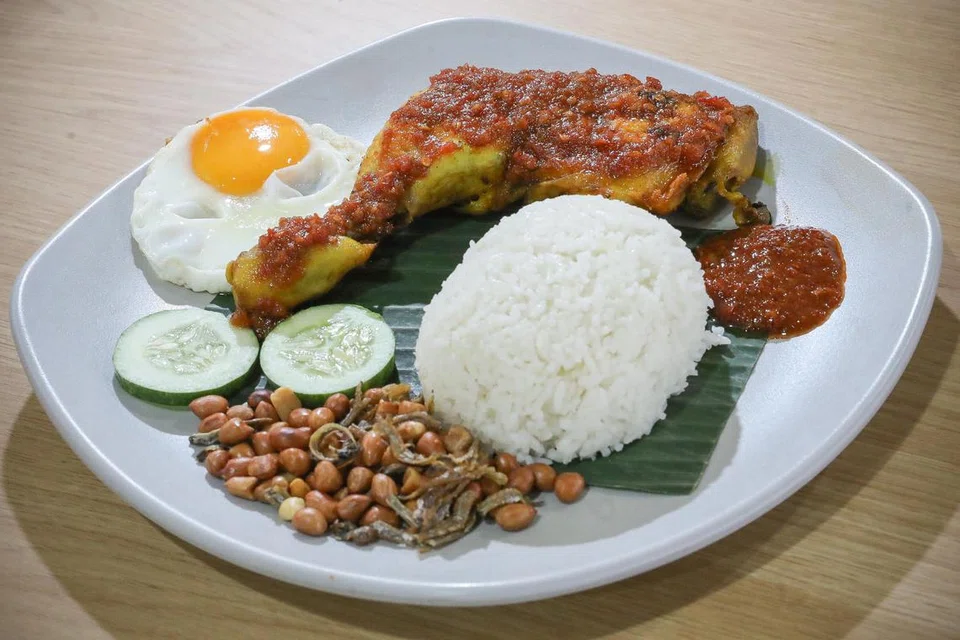 Hidangan ikoniknya adalah Set Nasi Lemak Ayam Taliwang ($7.60), yang dihidangkan bersama sos taliwang istimewa – campuran cili merah segar, buah keras, bawang putih, dan bawang merah yang dimasak perlahan selama dua jam. 