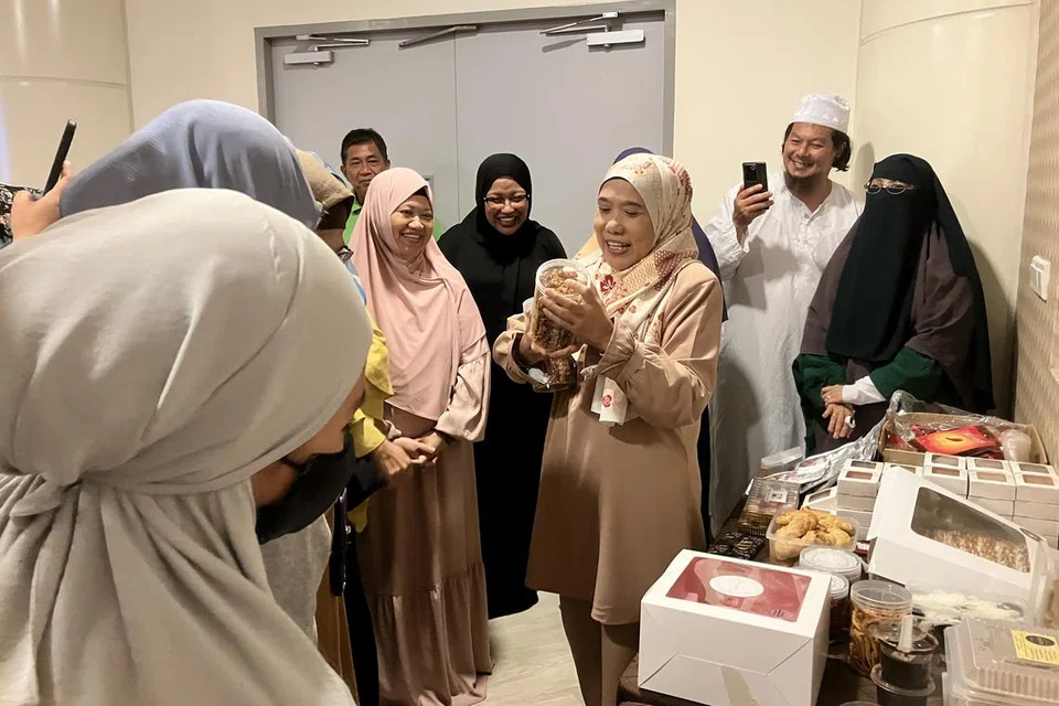 BELAJAR PROMOSI PRODUK: Seorang peserta, Cik Norsiana Bahari, berlatih cuba mempromosikan produk dalam kalangan peserta lain.
