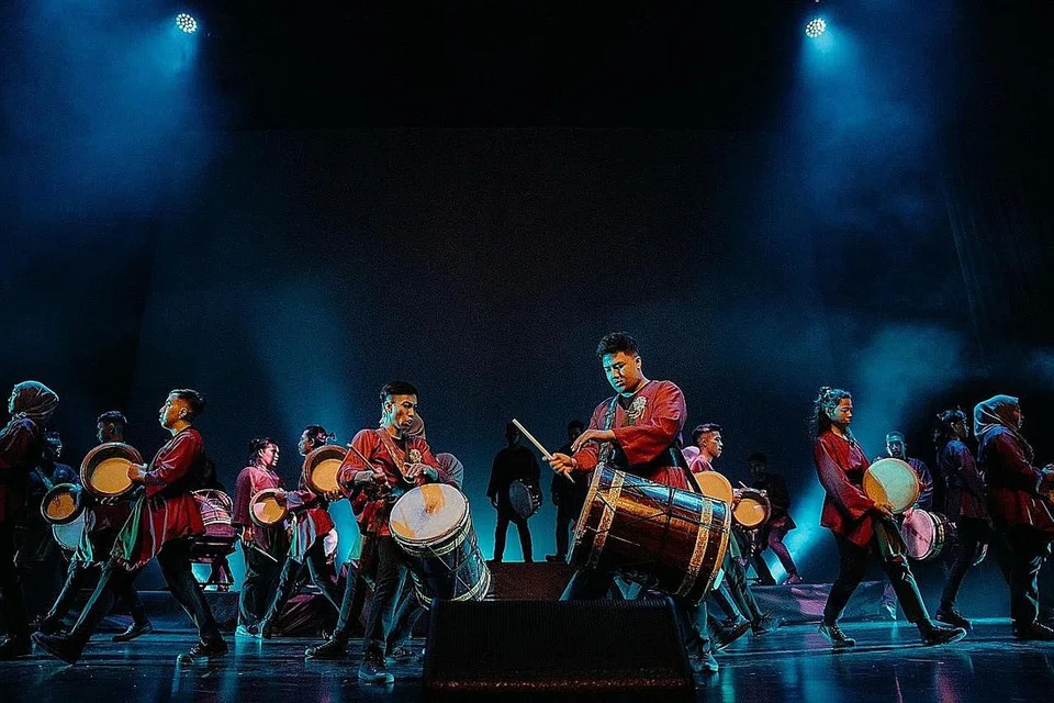 GENERASI BARU: Generasi dua Nadi Singapura membuat persembahan teater buat kali pertama di Festival Arts Theatre, Our Tampines Hub (OTH), baru-baru ini - Foto HAFIZ OSMAN