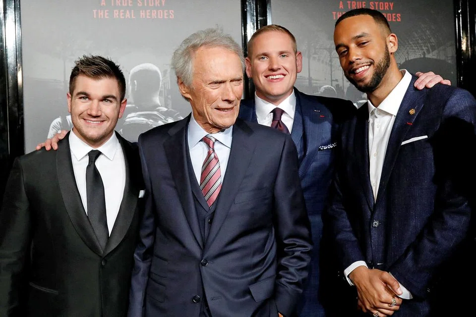 PELAKON SEBENAR: Pengarah filem 15:17 to Paris, Clint Eastwood (dua dari kiri) memaparkan wira sebenar yang terlibat dalam kisah yang dipaparkannya, termasuk (dari kiri) Alek Skarlatos, Spencer Stone dan Anthony Sandler. - Foto REUTERS