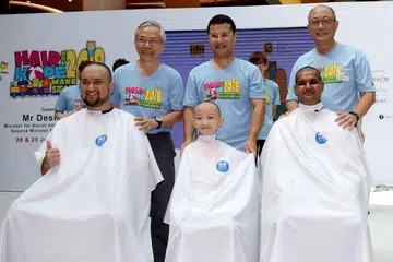 CUKUR RAMBUT BAGI TUJUAN BAIK: (Depan dari kiri) Encik Horis Hosri, Wilson Wu Wen Hong dan Encik Sheam Kannan masing-masing dicukur rambut mereka oleh (belakang dari kiri) Patron Yayasan Barah Kanak-kanak (CCF), Profesor Madya Ho Peng Kee; Menteri Pembangunan Sosial dan Keluarga merangkap Menteri Kedua Pembangunan Negara, Encik Desmond Lee; dan Pengerusi CCF, Encik Ho Cheng Huat, di VivoCity semalam. - Foto YAYASAN BARAH KANAK-KANAK
