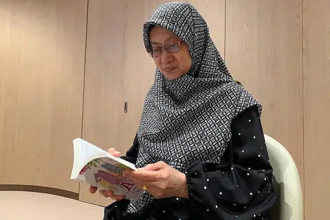 TEMA KELUARGA: Selain memperkasa wanita dalam novel-novelnya, Cik Norisah A. Bakar (atas) juga suka menyertakan tema kekeluargaan dalam cerita tulisannya. - Foto BM oleh NUR SYUHRAH HASSAN