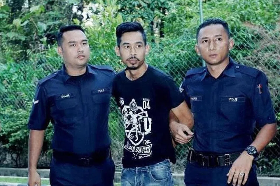 HADAPI DUA TUDUHAN : Shahrul Nizam Zuraimy (tengah) kelihatan tenang semasa di hadapan Majistret, Muhammad Nazrin Ali Rahim. - Foto NST