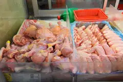 SIJIL HALAL PEMBEKAL DIGANTUNG: Muis telah menasihati pemegang sijil agar mencari pembekal alternatif ayam yang diberi pensijilan halal.