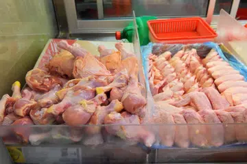 SIJIL HALAL PEMBEKAL DIGANTUNG: Muis telah menasihati pemegang sijil agar mencari pembekal alternatif ayam yang diberi pensijilan halal.