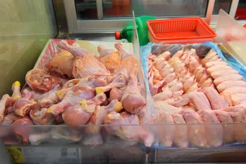 SIJIL HALAL PEMBEKAL DIGANTUNG: Muis telah menasihati pemegang sijil agar mencari pembekal alternatif ayam yang diberi pensijilan halal.
