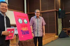 LANCAR BUKU: Mantan perdana menteri, Encik Wong Kan Seng (kiri), menjadi tetamu terhormat semasa majlis pelancaran buku ‘Singapore is Still not an Island’ hasil penulisan Encik Bilahari Kausikan.