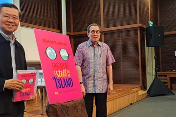 LANCAR BUKU: Mantan perdana menteri, Encik Wong Kan Seng (kiri), menjadi tetamu terhormat semasa majlis pelancaran buku ‘Singapore is Still not an Island’ hasil penulisan Encik Bilahari Kausikan.