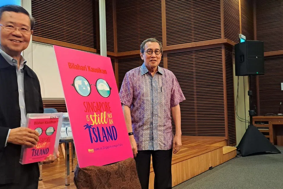 LANCAR BUKU: Mantan perdana menteri, Encik Wong Kan Seng (kiri), menjadi tetamu terhormat semasa majlis pelancaran buku ‘Singapore is Still not an Island’ hasil penulisan Encik Bilahari Kausikan.