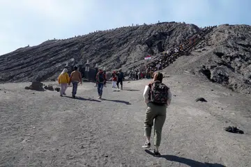 Pihak berkuasa di Taman Negara Bromo Tengger Semeru (TNBTS) di Jawa Timur, Indonesia, telah mula mewajibkan semua pendaki Gunung Semeru memakai kad pengesan atau gelang tangan berasaskan Pengenalan Frekuensi Radio (RFID) sebagai langkah meningkatkan keselamatan. 
