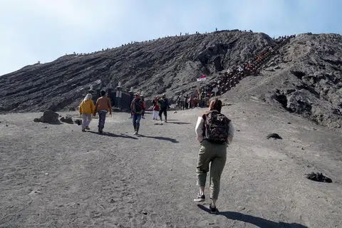 Pihak berkuasa di Taman Negara Bromo Tengger Semeru (TNBTS) di Jawa Timur, Indonesia, telah mula mewajibkan semua pendaki Gunung Semeru memakai kad pengesan atau gelang tangan berasaskan Pengenalan Frekuensi Radio (RFID) sebagai langkah meningkatkan keselamatan. 