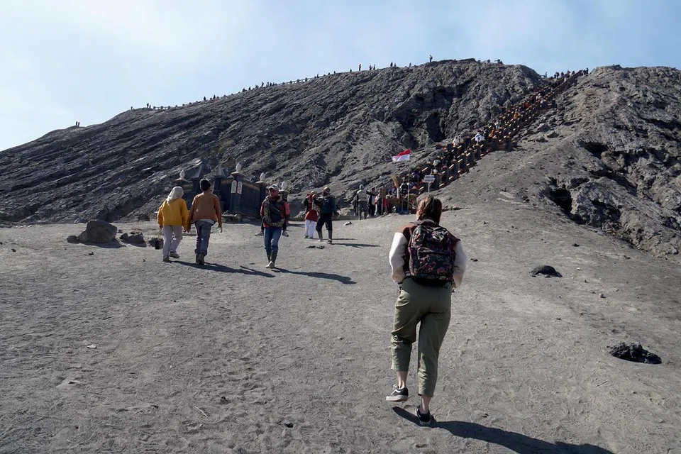 PENDAKIAN PANJANG: Pengunjung harus menempuh sebanyak 250 anak tangga untuk sampai ke puncak Gunung Bromo.