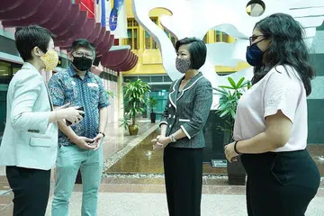 BINCANG PERLUNYA KERJASAMA: Cik Sim Ann (dua dari kanan) berinteraksi dengan peserta sesi pendekatan tertutup yang diadakan semalam bagi membincangkan tentang menangani bahaya dalam talian bagi kaum Hawa, (dari kiri) Cik Clara Koh, Ketua Dasar Awam, Singapura dan Asean, Facebook; Encik Tan Boon Siong, anggota Dad's for Life; dan Cik Surabhi Malani, penuntut NTU. - Foto MCI