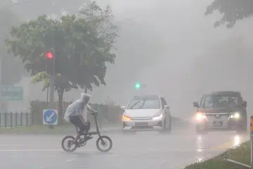 Sejak 11 pagi, PUB telah memberi amaran kepada orang ramai supaya menjauhi banyak kawasan di serata negara atas risiko banjir kilat.