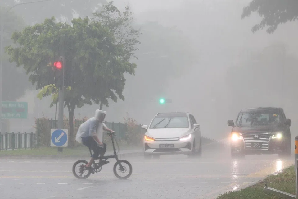 Sejak 11 pagi, PUB telah memberi amaran kepada orang ramai supaya menjauhi banyak kawasan di serata negara atas risiko banjir kilat.