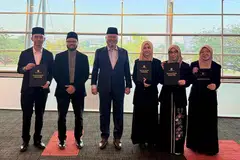 (Dari kiri) Ahmad Eimran Darwisy Mohammad Suhaimi, Ustaz Dr Afif Pasuni (Naib Mudir Madrasah Aljunied), Encik Herman Cher Ma’in (Mudir Madrasah Aljunied), Sumayyah Jumadi, Nor’Aqilah Marsya Muhammad Syafie, dan Hannah Yusra Rashid di majlis penyampaian biasiswa tahunan di Singapore Expo pada 20 Julai.