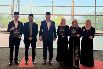 (Dari kiri) Ahmad Eimran Darwisy Mohammad Suhaimi, Ustaz Dr Afif Pasuni (Naib Mudir Madrasah Aljunied), Encik Herman Cher Ma’in (Mudir Madrasah Aljunied), Sumayyah Jumadi, Nor’Aqilah Marsya Muhammad Syafie, dan Hannah Yusra Rashid di majlis penyampaian biasiswa tahunan di Singapore Expo pada 20 Julai.