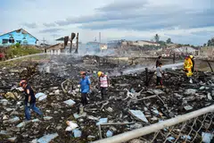 INSIDEN LETUPAN: Anggota pasukan keselamatan melihat kesan rumah yang musnah selepas kejadian letupan mercun di sebuah gudang yang membunuh 12 orang dan mencederakan lebih 100 mangsa di daerah Sungai Kolok, wilayah Narathiwat.