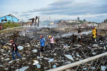INSIDEN LETUPAN: Anggota pasukan keselamatan melihat kesan rumah yang musnah selepas kejadian letupan mercun di sebuah gudang yang membunuh 12 orang dan mencederakan lebih 100 mangsa di daerah Sungai Kolok, wilayah Narathiwat.