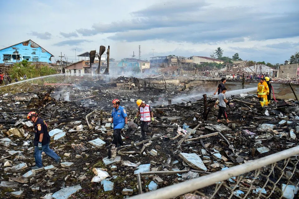 INSIDEN LETUPAN: Anggota pasukan keselamatan melihat kesan rumah yang musnah selepas kejadian letupan mercun di sebuah gudang yang membunuh 12 orang dan mencederakan lebih 100 mangsa di daerah Sungai Kolok, wilayah Narathiwat.