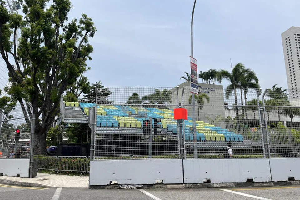 TEMPAT TONTON BARU: Salah satu kawasan tempat penonton baru di Turn 5 yang diperkenalkan untuk memenuhi sebahagian daripada keseluruhan kapasiti penonton yang dikurangkan akibat penutupan Bay Grandstand. 