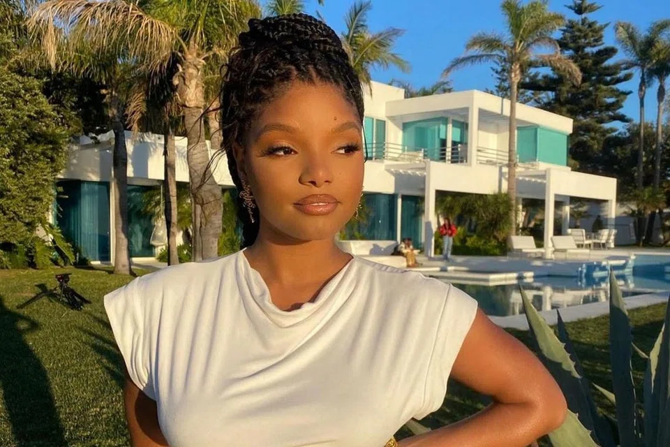 DUYUNG MEMPESONA: Halle Bailey adalah penyanyi dan pelakon muda yang akan menyarung kostum duyung bagi membawa watak Princess Ariel dalam filem 'The Little Mermaid'. - Foto INSTAGRAM HALLE BAILEY
