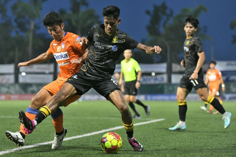 Pemain tengah, Nur Muhammad Shah Shahiran (dua dari kiri) antara pemain kegemaran penyokong kelab Tampines Rovers. Beliau menyertai pasukan itu pada 2022. 