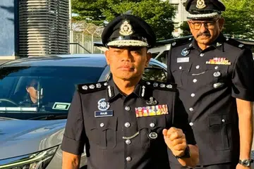 lelaki S’pura, gaduh dari pusat beli-belah Johor, balai polis Larkin