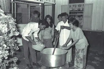 Keluarga ini sedang masak juadah Hari Raya bersama-sama pada malam hari raya. Gambar ini dipetik pada 1971. 