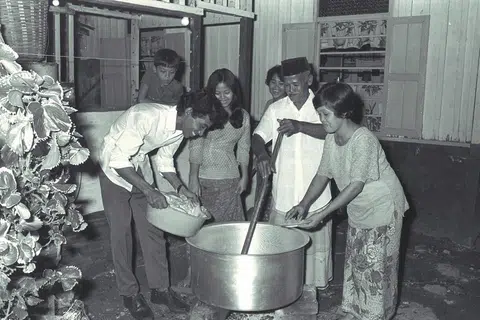 Keluarga ini sedang masak juadah Hari Raya bersama-sama pada malam hari raya. Gambar ini dipetik pada 1971. 