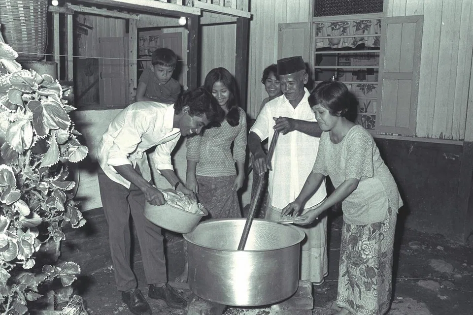 Keluarga ini sedang masak juadah Hari Raya bersama-sama pada malam hari raya. Gambar ini dipetik pada 1971. 
