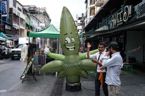 Kedai ubat hanya dibenarkan menjual ganja kepada mereka yang mempunyai lesen atau preskripsi daripada pakar perubatan.