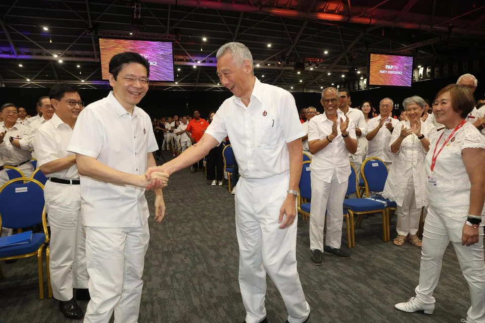Perdana Menteri Lawrence Wong dan Menteri Kanan Lee Hsien Loong berjabat tangan di Persidangan Parti Tindakan Rakyat (PAP) di Singapore Expo pada 24 November. Pada persidangan itu, Encik Lee mengumumkan beliau akan menyarankan Encik Wong, yang kini timbalan setiausaha agung PAP, mengambil alih jawatan setiausaha agung Jawatankuasa Eksekutif Pusat (CEC) parti pemerintah itu, menggantikan beliau. 