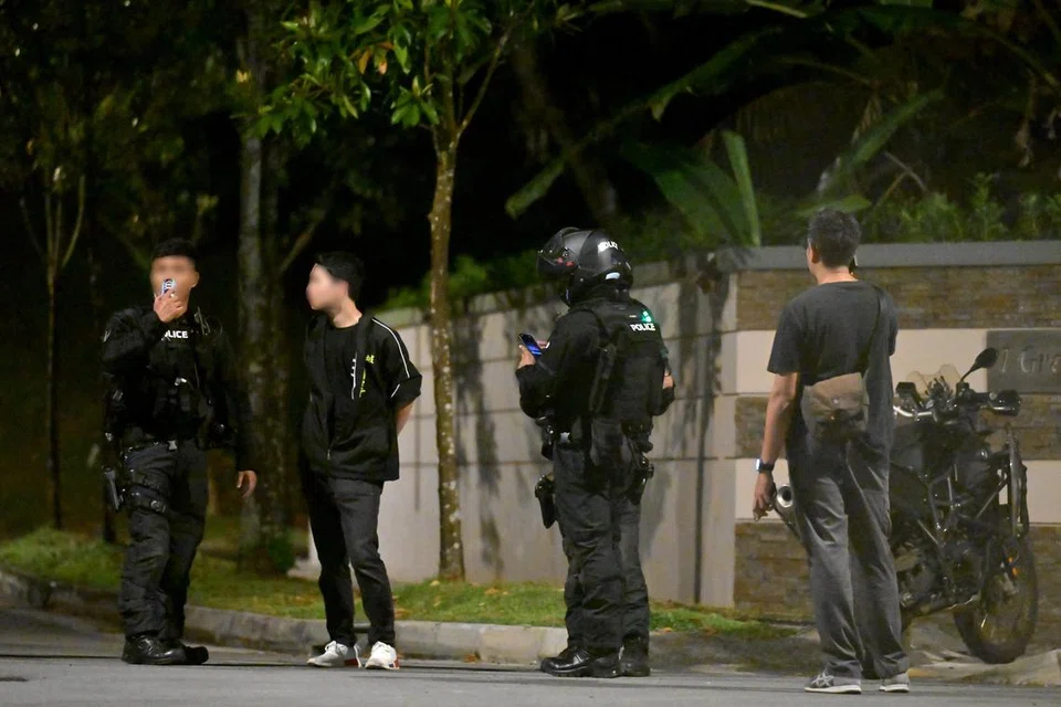 Pegawai polis ditempatkan di kawasan sekitar Greenleaf Place pada malam 8 Ogos.