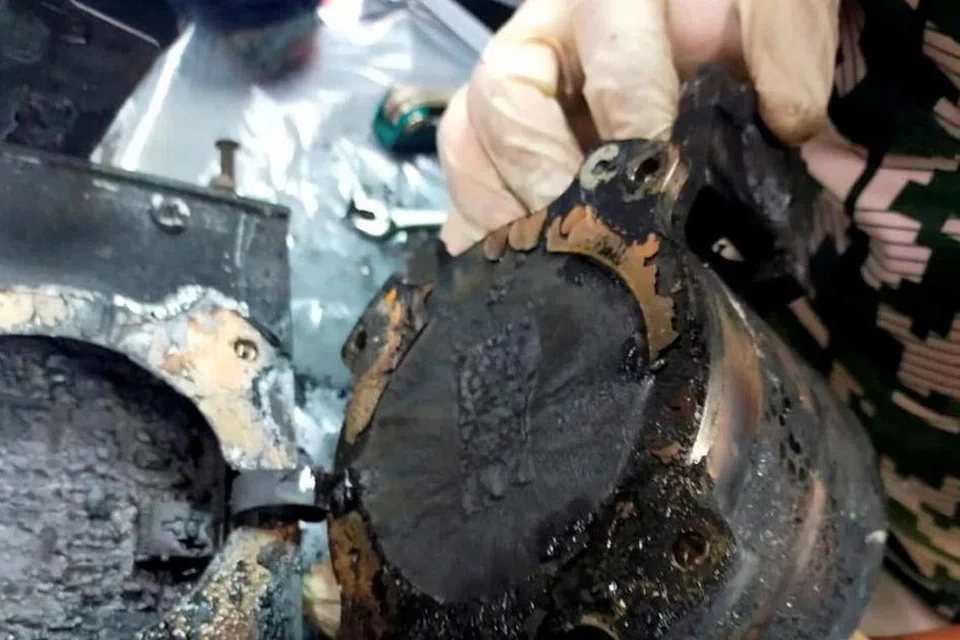 RAKAMAN DAPAT DISELAMATKAN: Kotak perakam suara kokpit (CVR) pesawat jenis Beechcraft Premier 1 yang terhempas di Bandar Elmina pada 17 Ogos lalu, semasa ditemui dalam keadaan hangus.