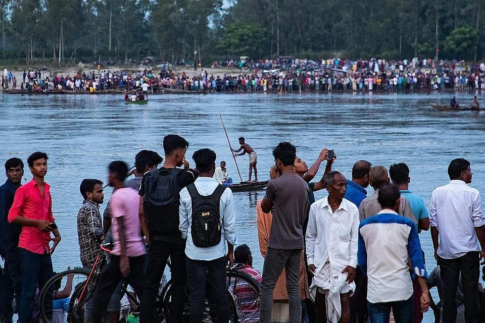 PENUH SESAK: Bot kecil penuh sesak dengan penumpang, kebanyakannya wanita dan kanak-kanak, dalam perjalanan ke sebuah kuil Hindu popular apabila ia terbalik kelmarin. Kejadian itu disaksikan orang ramai yang menjerit ketakutan di tebing. - Foto AFP