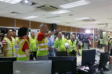 TEMUI PEKERJA: Perdana Menteri Lee Hsien Loong dan isteri, Cik Ho Ching, menemui sekitar 30 pekerja di Senoko Energy Pte Ltd pada hari pertama Tahun Baru Cina dalam satu lawatan yang diterajui NTUC. - Foto IRMA KAMARUDIN