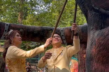Siti Khadijah Jaafar (kiri) dan suami, Otto Othman, mendirikan rumah tangga dalam suasana mesra haiwan di Zoo Negara, Hulu Klang, Selangor.