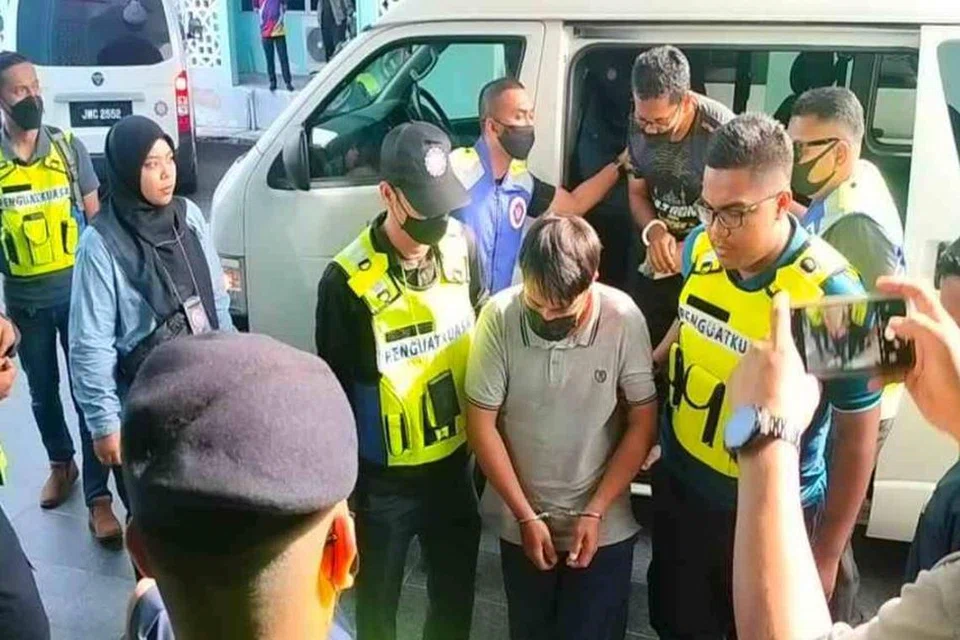 Seramai 14 individu disyaki pengikut ajaran sesat Millah Abraham dihadapkan ke Mahkamah Rendah Syariah Batu Pahat, Johor, pada 6 Ogos. 