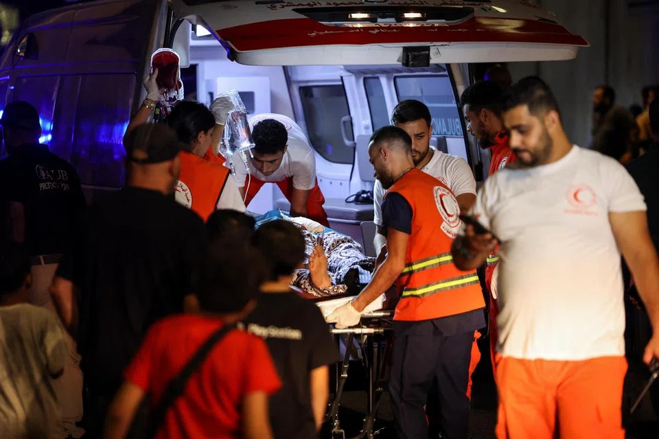 Para pekerja kecemasan bekerja keras bagi mengejarkan mereka yang cedera dalam letupan alat kelui di Beirut pada 17 September 2024.