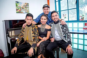 BERKONGSI ILMU: Bekas peserta Dangdut Academy Asia, Suhaimi Zaini (bertopi di belakang) menjalin keakraban dan saling bertukar pengetahuan muzik bersama teman-teman daripada peraduan realiti Dangdut Academy 3, (duduk dari kiri) Alfin Khairi, Anggun dan Alfin Habib. - Foto ihsan SUHAIMI ZAINI