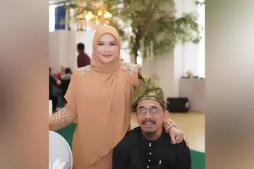 Penyanyi terkenal Malaysia, Datuk Nora Ariffin, berkata beliau tidak menyalahkan bekas suaminya, Dr Rushdi Ramli, atas perceraian yang terjadi. 