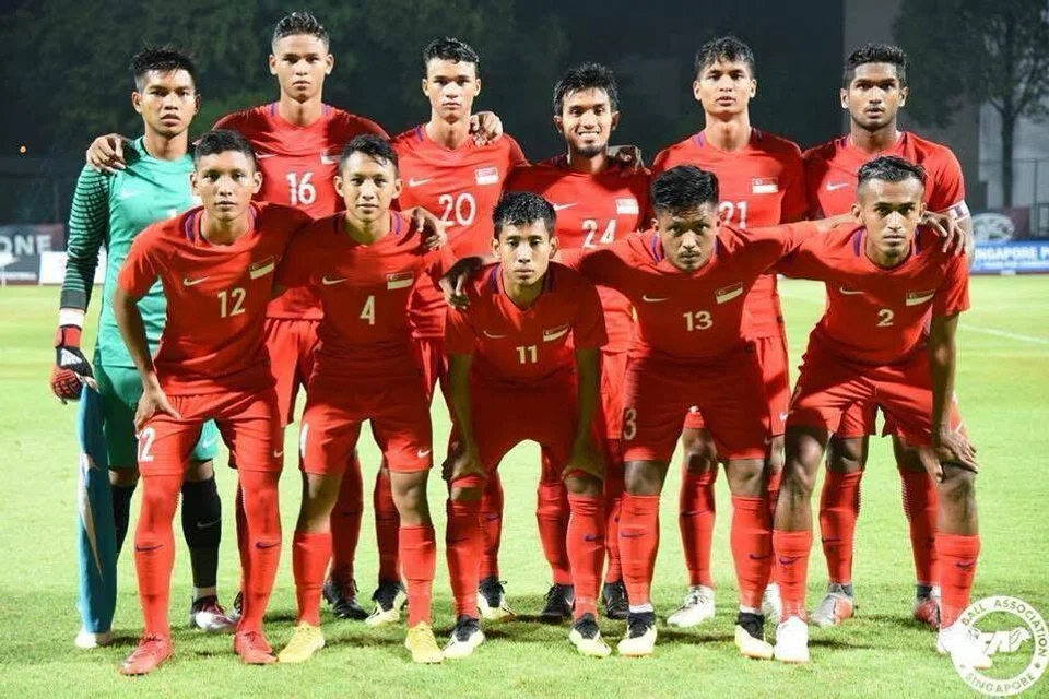 Bek kanan Albirex Niigata, Zulqarnaen Suzliman (barisan depan, paling kiri), pernah beraksi bersama abangnya, Zulfadmi Suzliman (barisan depan, dua dari kiri), untuk pasukan nasional Singa. 