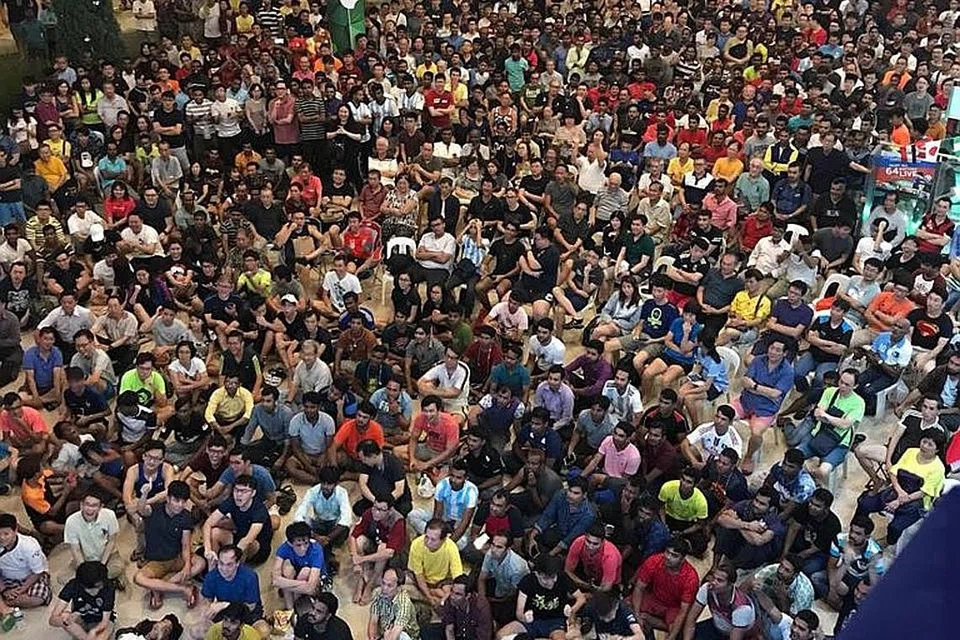 DIBANJIRI PENONTON: Sekitar 2,000 penonton telah hadir dan membanjiri tempat Keat Hong CC (gambar atas) semata-mata untuk menyokong pasukan kegemaran mereka yang beraksi dalam Piala Dunia. - Foto KEAT HONG CC